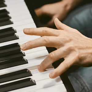 Main gauche au piano